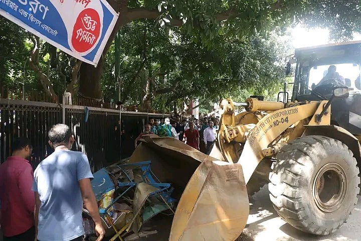 বাহাদুর শাহ পার্ক এলাকায় অবৈধ স্থাপনা উচ্ছেদ করেছে ঢাকা দক্ষিণ সিটি করপোরেশন। ঢাকা, ২৩ সেপ্টেম্বর