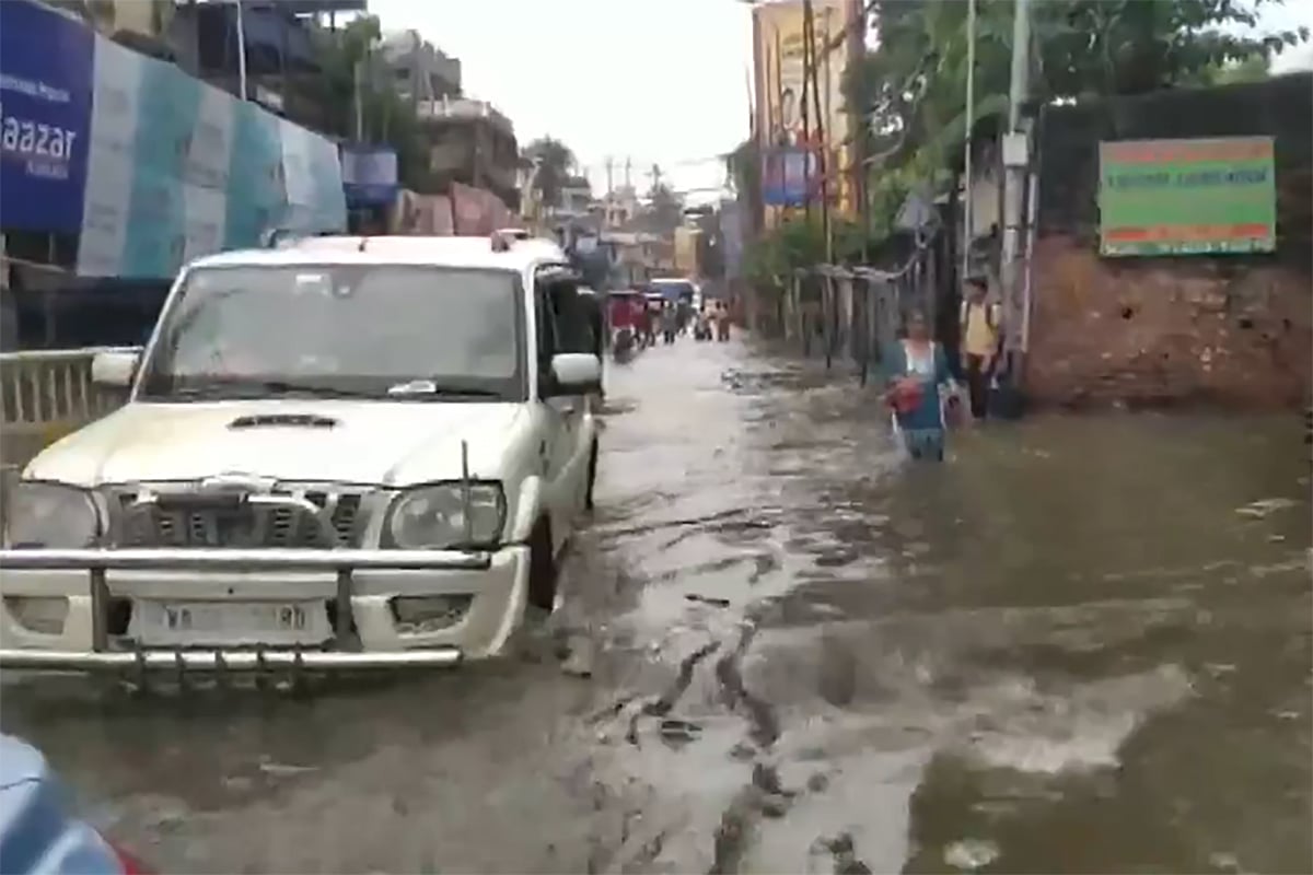 কলকাতায় ভারী বৃষ্টির পর জলাবদ্ধতা