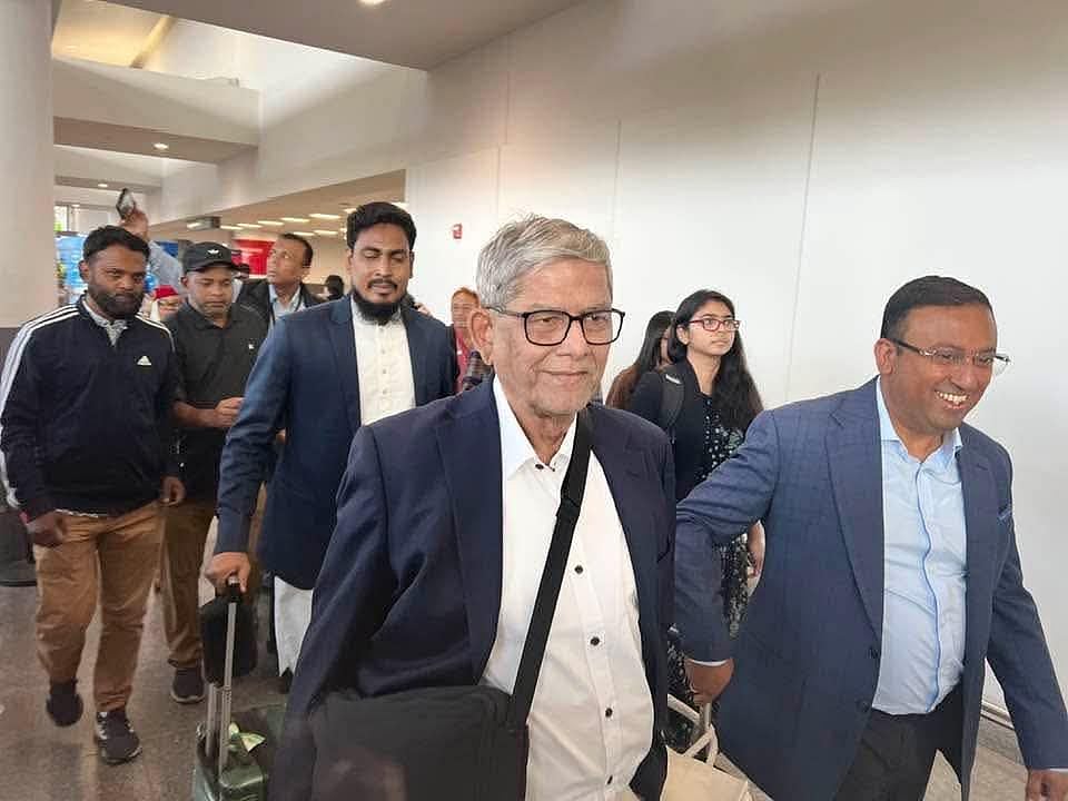 যুক্তরাষ্ট্রের নিউইয়র্কের জেএফকে বিমানবন্দরে বিএনপির মহাসচিব মির্জা ফখরুল ইসলাম আলমগীর, এনসিপির জ্যেষ্ঠ যুগ্ম সদস্যসচিব তাসনিম জারা ও অন্যরা