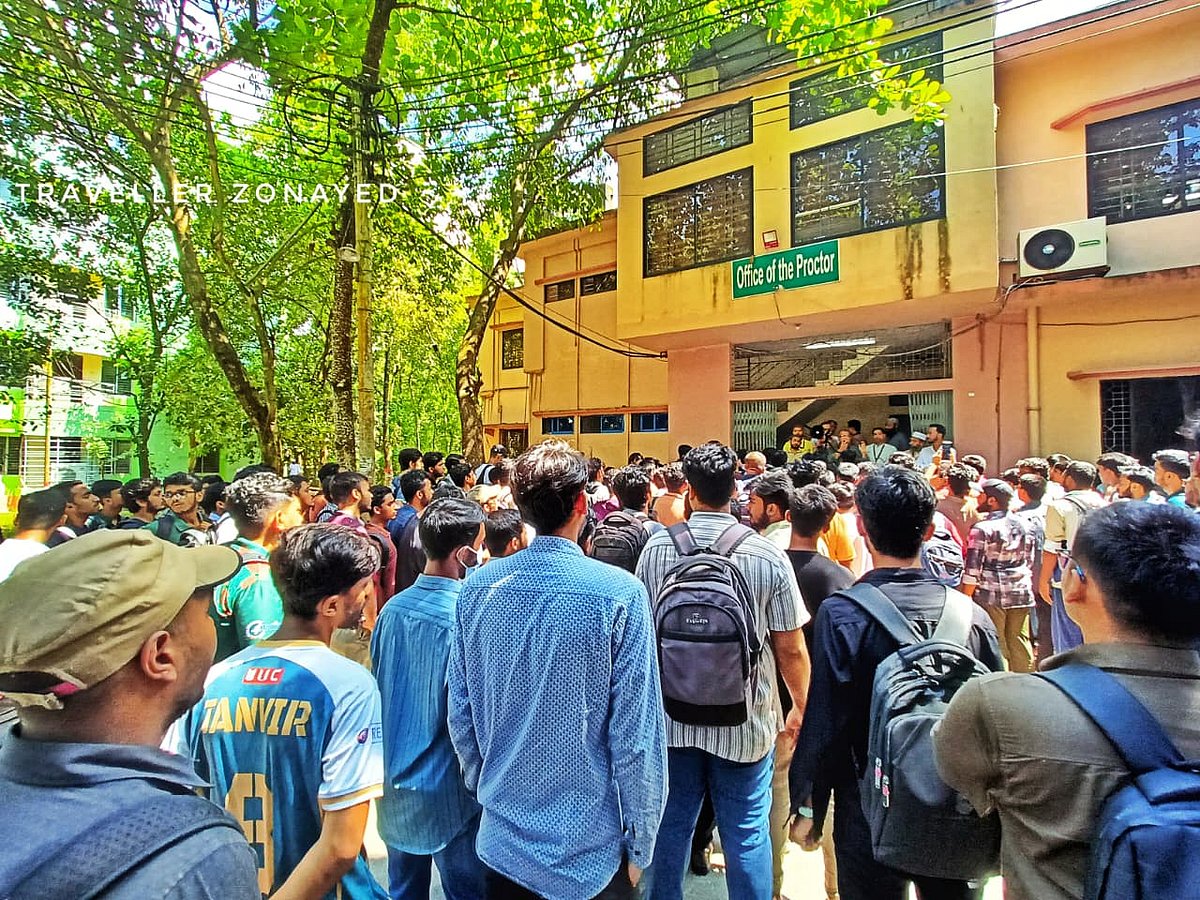আন্দোলনকারী শিক্ষার্থীরা প্রক্টর কার্যালয়ের সামনে জড়ো হযন। আজ দুপুর একটার দিকে