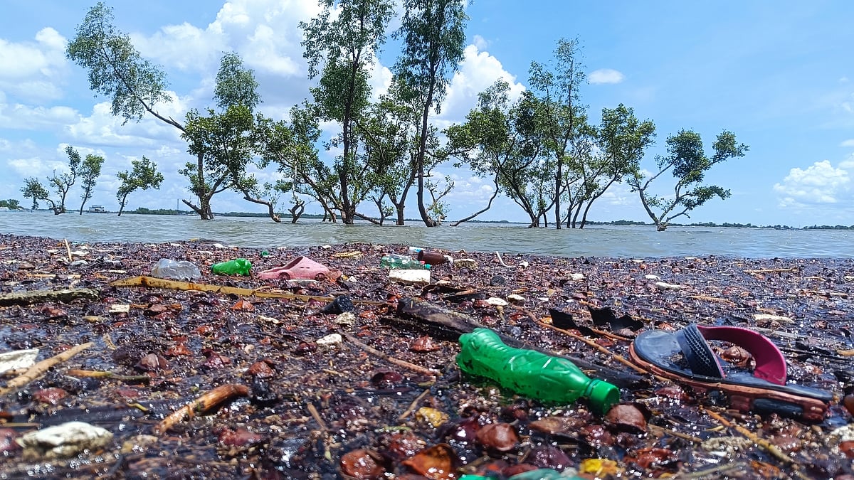 নদীর তীরে ভেসে আসা প্লাস্টিকের বর্জ্য। গত সোমবার কয়রার সুন্দরবন-সংলগ্ন কপোতাক্ষ নদের তীরে