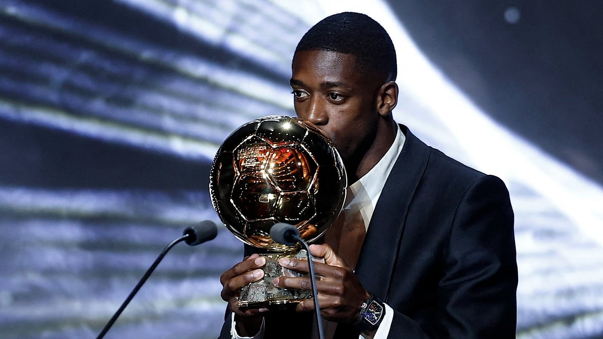 ব্যালন ডি’অর ট্রফিতে চুমু খাচ্ছেন দেম্বেলে