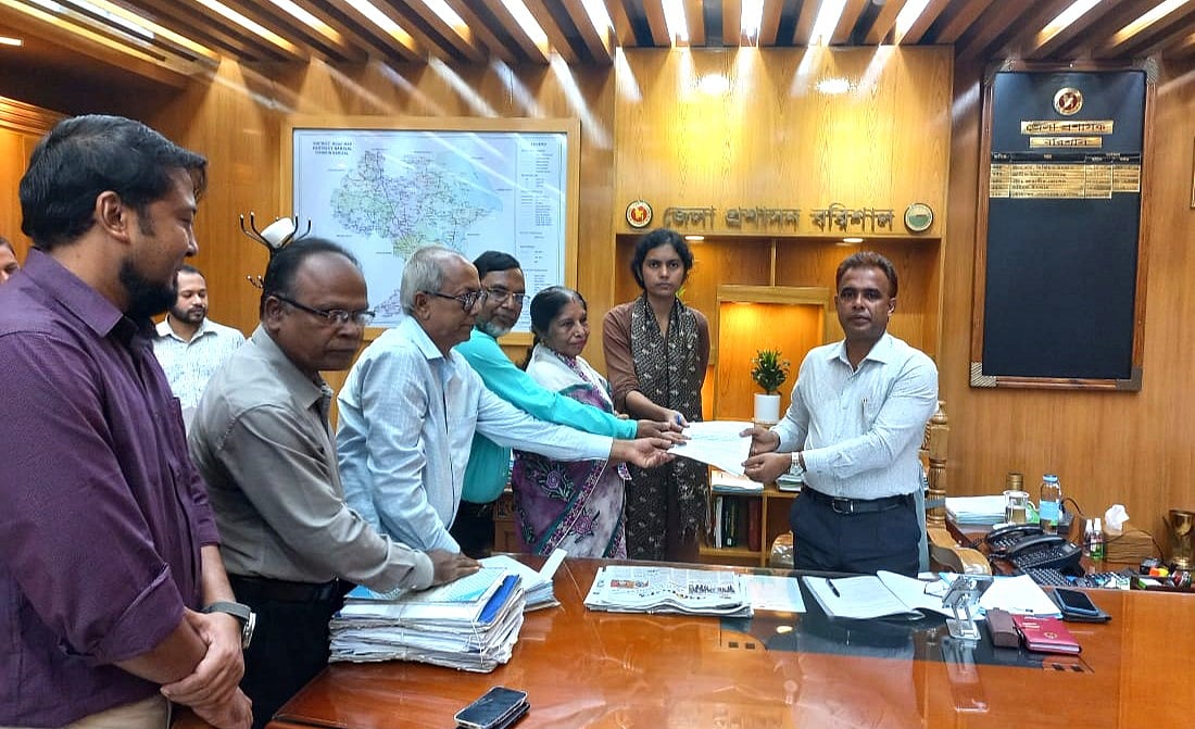 ডিসি লেকের প্রাচীর নির্মাণকাজ বন্ধের দাবিতে নাগরিকদের পক্ষ থেকে জেলা প্রশাসককে স্মারকলিপি দেওয়া হয়। আজ মঙ্গলবার দুপুরে জেলা প্রশাসকের কার্যালয়ে