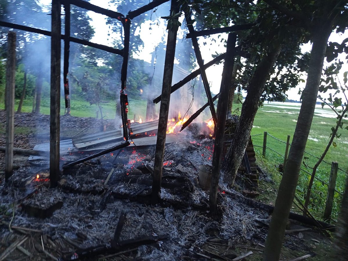 হামলাকারীরা আস্তানাটির থাকার ঘর, রান্নাঘরসহ আসবাব গুঁড়িয়ে দেওয়ার পাশাপাশি পুড়িয়েও দেন। গতকাল সোমবার বিকেলে নেত্রকোনার খালিয়াজুরি উপজেলার আমানিপুরে