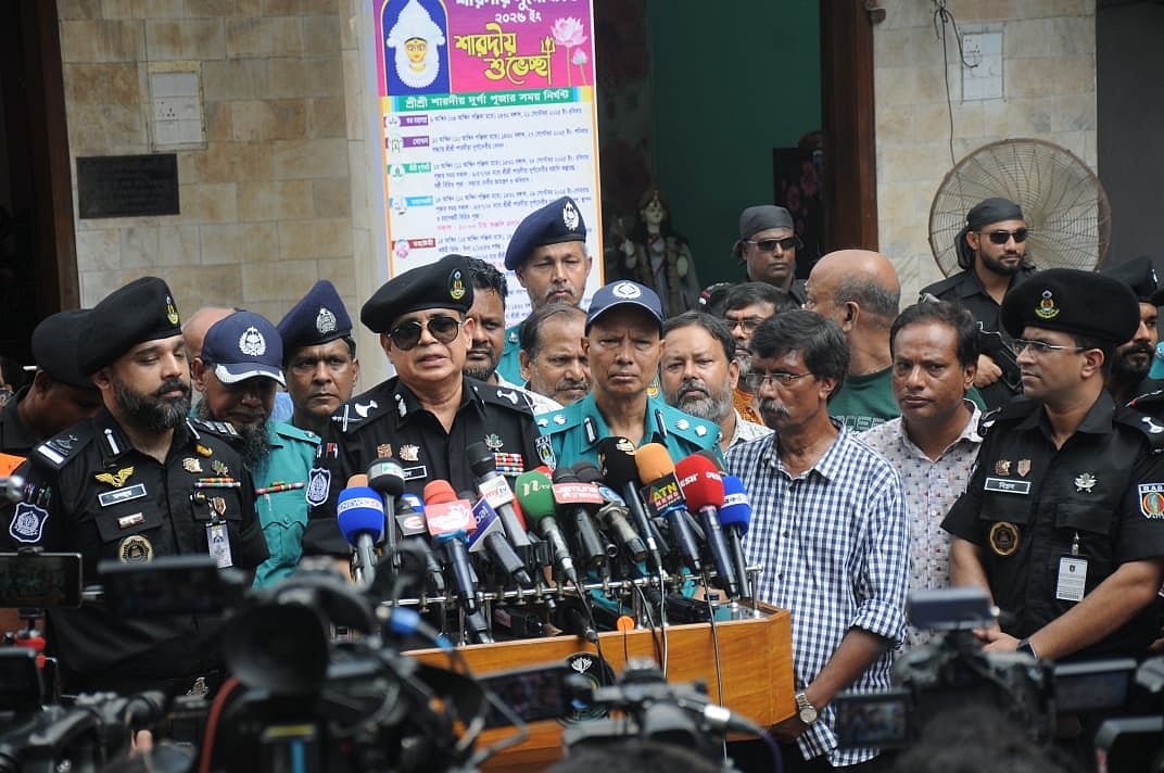 রংপুরে দুর্গাপূজা উপলক্ষে সার্বিক নিরাপত্তা বিষয়ে তদারকির অংশ হিসেবে নগরের তালতলা এলাকার করুণাময়ী কালীবাড়ি মন্দির পরিদর্শন করেন র্যাবের মহাপরিচালক