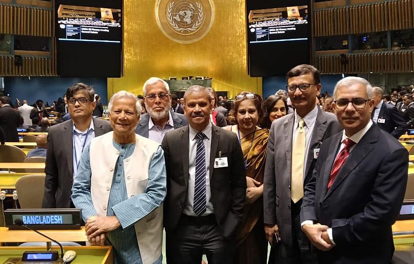যুক্তরাষ্ট্রের নিউইয়র্কে জাতিসংঘের সদর দপ্তরে উদ্বোধনী অধিবেশনে প্রধান উপদেষ্টা অধ্যাপক মুহাম্মদ ইউনূস। তাঁর সঙ্গে ছিলেন জ্বালানি উপদেষ্টা মুহাম্মদ ফাওজুল কবির খান, পররাষ্ট্র উপদেষ্টা মো. তৌহিদ হোসেন ও আইন উপদেষ্টা অধ্যাপক আসিফ নজরুল। ২৩ সেপ্টেম্বর, ২০২৫