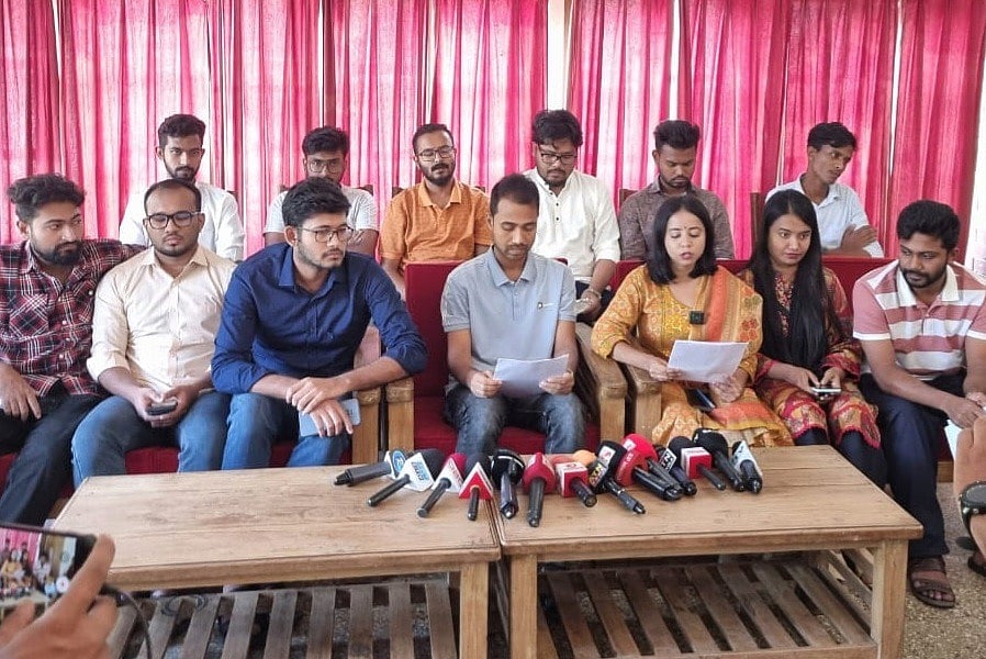 জাকসু নির্বাচন নিয়ে কারচুপির অভিযোগে সংবাদ সম্মেলন করেছেন ছাত্রদল–সমর্থিত প্যানেলের প্রার্থীরা। আজ মঙ্গলবার বেলা তিনটার দিকে জাহাঙ্গীরনগর বিশ্ববিদ্যালয়ের ক্যাফেটেরিয়ার শিক্ষক লাউঞ্জে