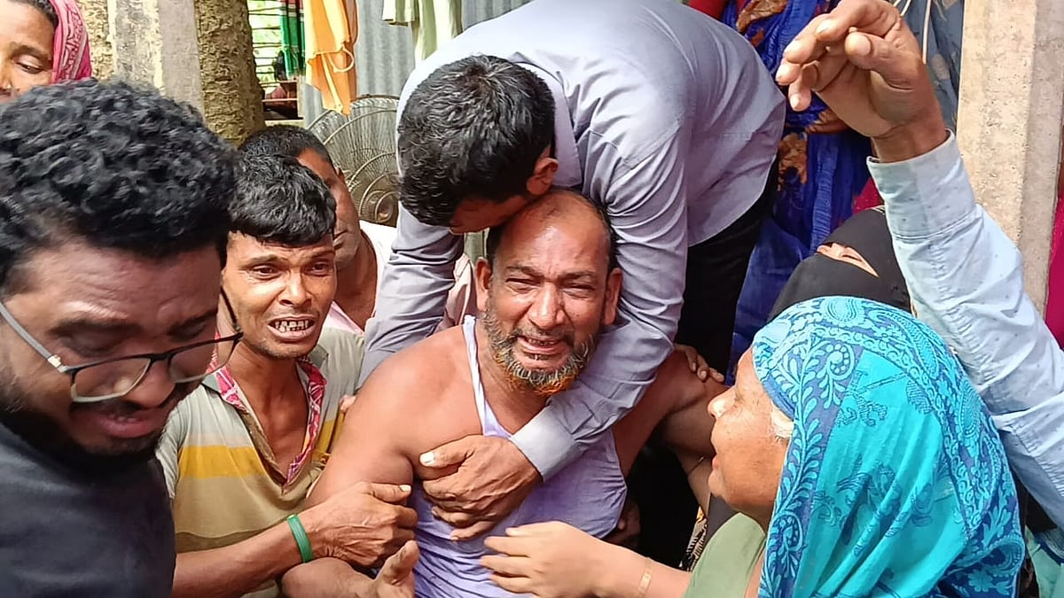 বাড়িতে আরাফাতের লাশ আনা হলে স্বজনেরা কান্নায় ভেঙে পড়েন। আজ মঙ্গলবার বেলা ১১টার দিকে রাজবাড়ীর গোয়ালন্দ উপজেলার তেনাপচা গ্রামে