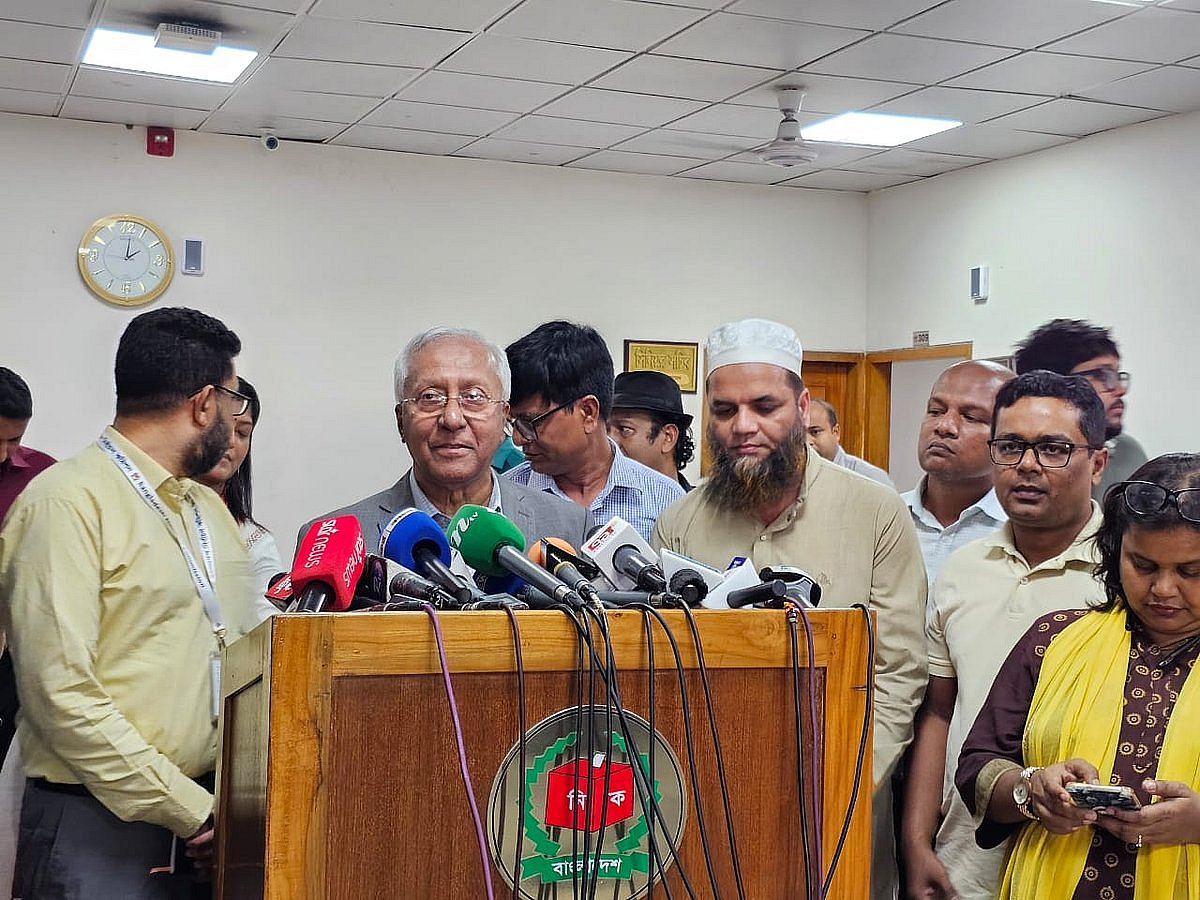 রাজধানীর আগারগাঁওয়ে নির্বাচন কমিশন ভবনে সংবাদ ব্রিফিং করেন ইসি সচিবালয়ের জ্যেষ্ঠ সচিব আখতার আহমেদ। এনসিপির শাপলা প্রতীক পাওয়া নিয়ে কথা বলেন তিনি। আজ মঙ্গলবার দুপুরে