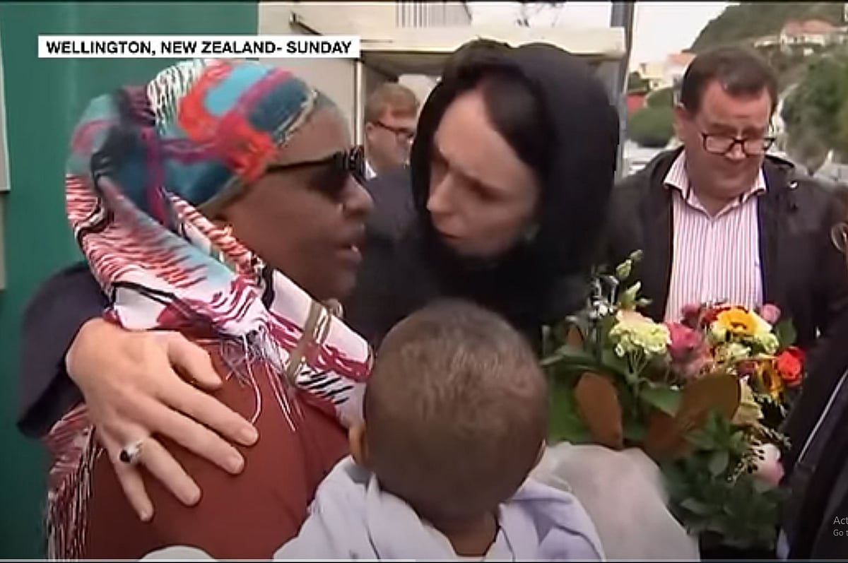 ২০১৯ সালের ক্রাইস্টচার্চ মসজিদে হামলার পর মাথায় ওড়না দিয়ে মুসলিম সম্প্রদায়ের মানুষকে সান্ত্বনা দেন নিউজিল্যান্ডের সাবেক প্রধানমন্ত্রী জেসিন্ডা আরডার্ন