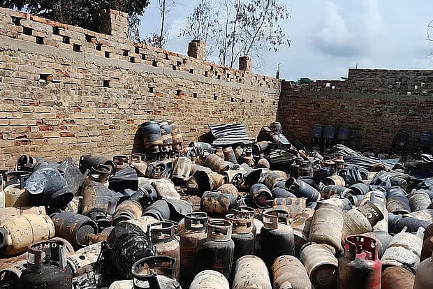 চট্টগ্রামের চন্দনাইশ ও সাতকানিয়া উপজেলার সীমান্তবর্তী চরপাড়ায় বিস্ফোরণে ক্ষতিগ্রস্ত গ্যাস সিলিন্ডারের গুদাম