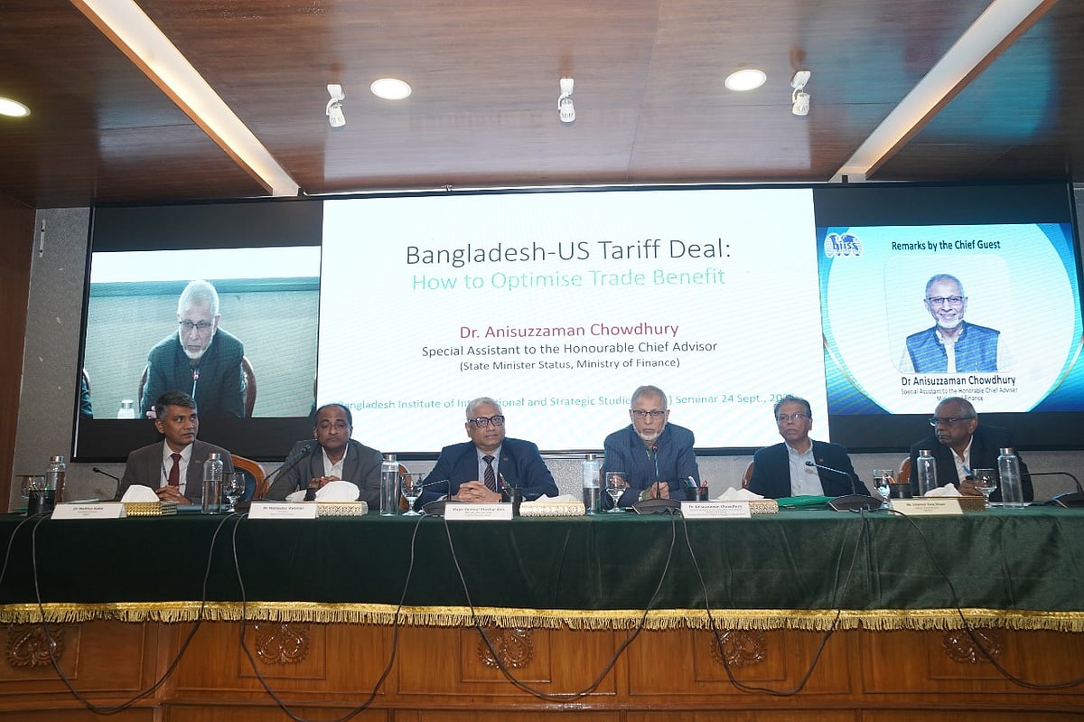 বাংলাদেশ ইনস্টিটিউট অব ইন্টারন্যাশনাল অ্যান্ড স্ট্র্যাটেজিক স্টাডিজ (বিআইআইএসএস বা বিস) আয়োজিত সেমিনারে প্রধান উপদেষ্টার বিশেষ সহকারী আনিসুজ্জামান চৌধুরী ও বাণিজ্যসচিব মাহবুবুর রহমানসহ অন্যরা। আজ বুধবার রাজধানীতে বিআইআইএসএস মিলনায়তনে