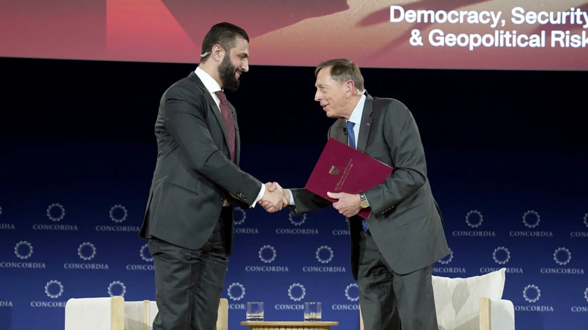 সিরিয়ার প্রেসিডেন্ট আহমেদ আল-শারা এবং অবসরপ্রাপ্ত মার্কিন জেনারেল ডেভিড পেট্রাউস নিউইয়র্ক সিটির টাইমস স্কয়ারের শেরাটন হোটেলে অনুষ্ঠিত কনকর্ডিয়া বার্ষিক শীর্ষ সম্মেলনের মঞ্চে উপস্থিত হন। ২২ সেপ্টেম্বর ২০২৫