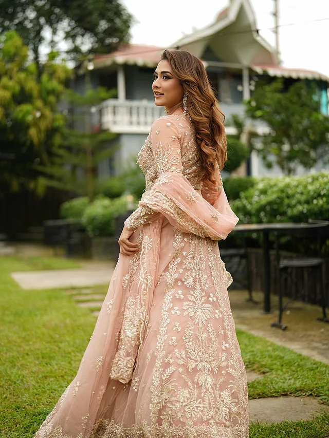 Qiz videoda külot kiyib koradi Bir qiz boshqa qizni katta klitori bilan sikadi