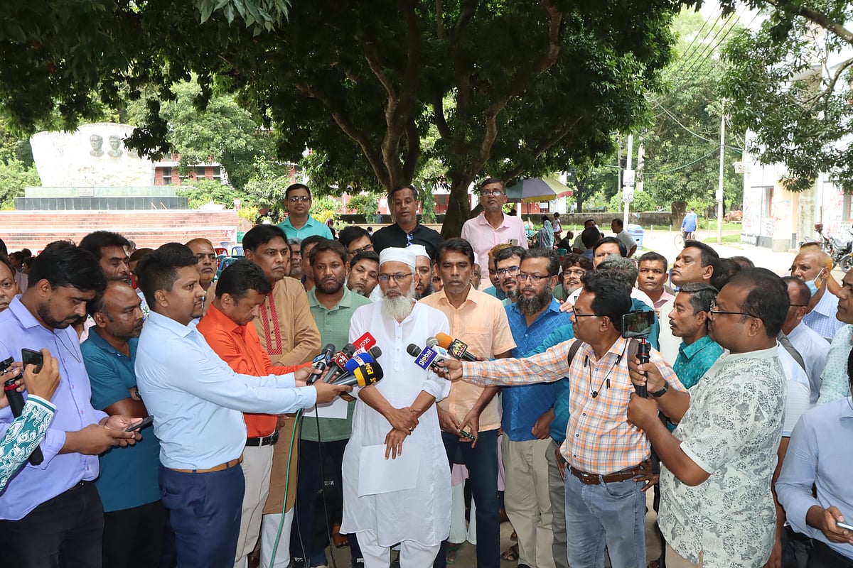 সাত দিনের আলটিমেটাম দিয়ে ‘শাটডাউন’ কর্মসূচি প্রত্যাহারের ঘোষণা দেন অফিসার্স সমিতির সভাপতি মোক্তার হোসেন। বুধবার দুপুরে বিশ্ববিদ্যালয়ের শহীদ বুদ্ধিজীবী স্মৃতিফলক চত্বরের সামনে
