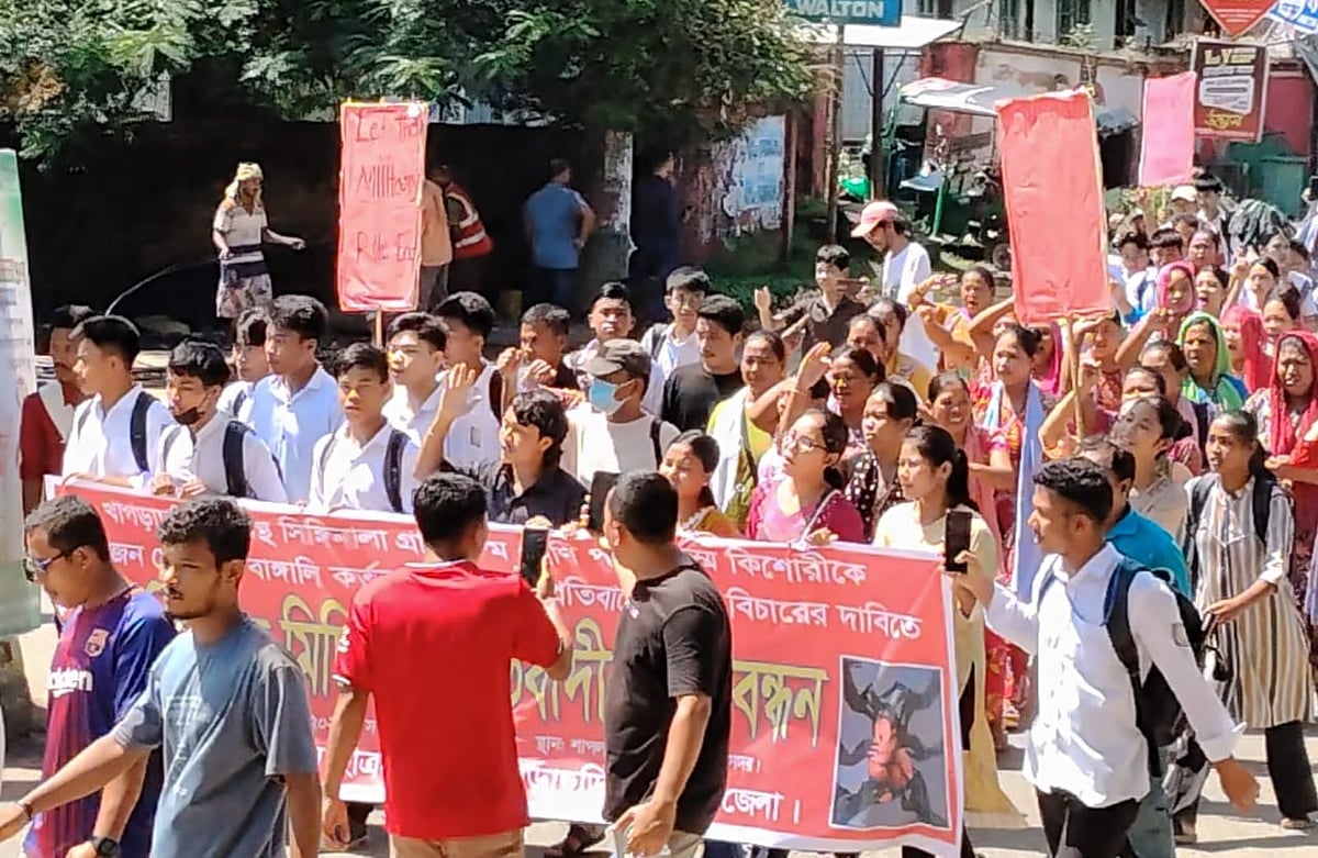 খাগড়াছড়িতে কিশোরীকে দলবদ্ধ ধর্ষণের ঘটনায় জড়িতদের গ্রেপ্তারের দাবিতে বিক্ষোভ হয়েছে। আজ সকাল দশটার দিকে জেলা শহরের মহাজন পাড়া এলাকায়