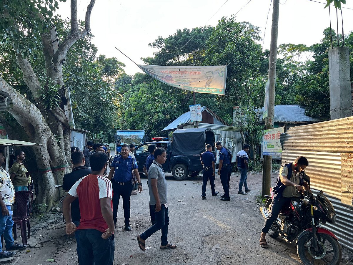 শরীয়তপুরের নড়িয়া উপজেলায় যুক্তরাষ্ট্রপ্রবাসী আওয়ামী লীগ নেতার বাড়ির সামনে লোকজন জড়ো হলে পুলিশ মোতায়েন করা হয়। গতকাল মঙ্গলবার উপজেলার তেলিপাড়া গ্রামে