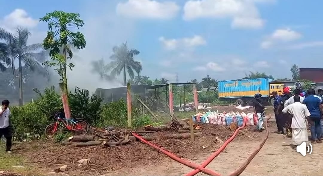 গাজীপুরে ঝুটগুদামে আগুন নিয়ন্ত্রণে কাজ করছে ফায়ার সার্ভিস। আজ বুধবার সকালে