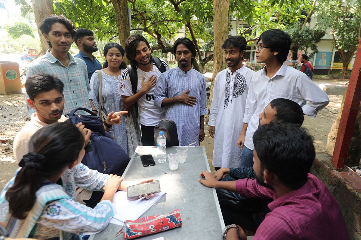 চাকসু নির্বাচনকে সামনে রেখে শিক্ষার্থীদের সঙ্গে কুশল বিনিময় করেছেন  বৈচিত্র্যের ঐক্য প্যানেলের প্রার্থীরা। আজ বেলা দেড়টায় চট্টগ্রাম বিশ্ববিদ্যালয়ের কলা ও মানববিজ্ঞান অনুষদের ঝুপড়িতে