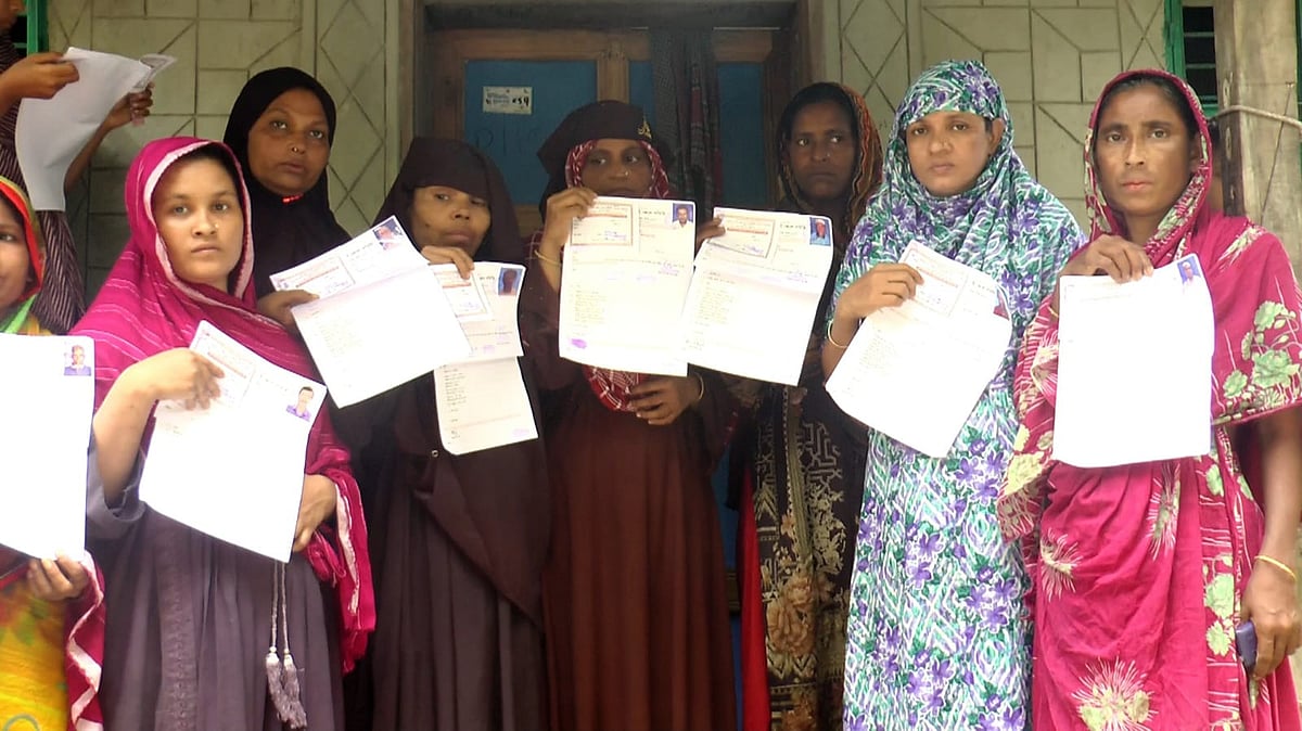 ছবি ও পরিচয়পত্র দেখিয়ে নিখোঁজ জেলেদের দেশে ফিরিয়ে আনার আকুতি জানান স্বজনেরা। সম্প্রতি ভোলা সদর উপজেলার দক্ষিণ দিঘলদী ইউনিয়নের কোড়ালিয়া গ্রামে