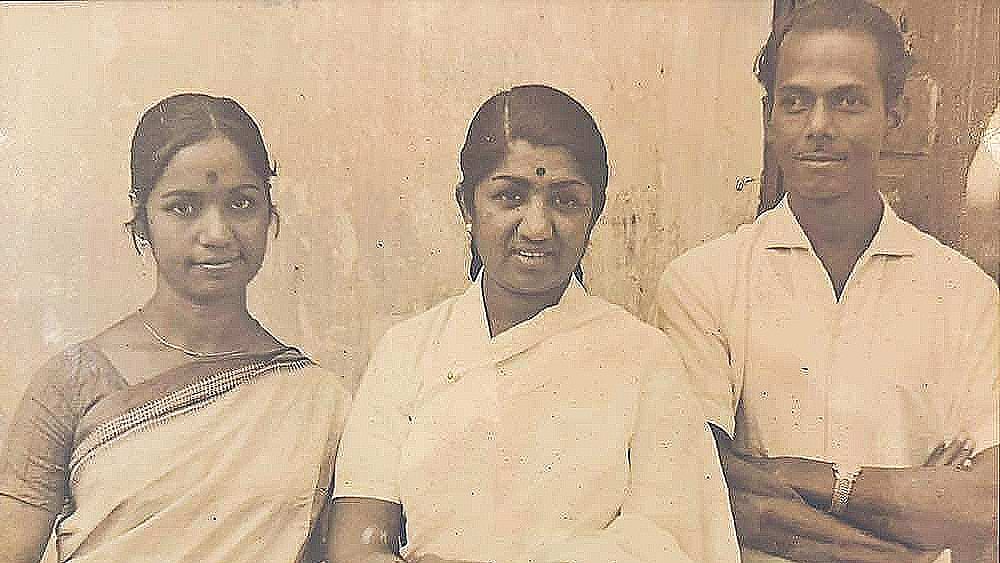 ১৯৭২ সালে এফডিসিতে তোলা ছবিতে (বাম থেকে) রমলা সাহা, লতা মঙ্গেশকর ও সত্য সাহা