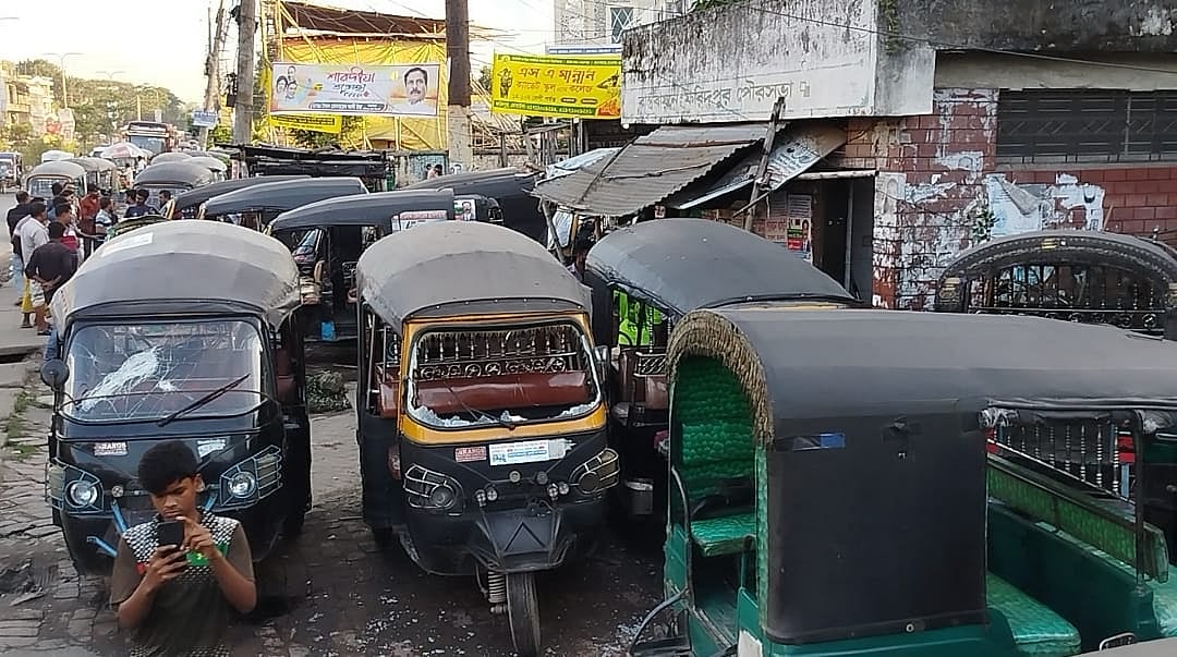 ফরিদপুরে মাহিন্দ্রাস্ট্যান্ডে হামলা করে অন্তত ১৬টি মাহিন্দ্রার কাচ ভাঙচুর করা হয়। গতকাল মঙ্গলবার বিকেল সাড়ে চারটার দিকে ভাঙ্গা রাস্তার মোড় এলাকায়