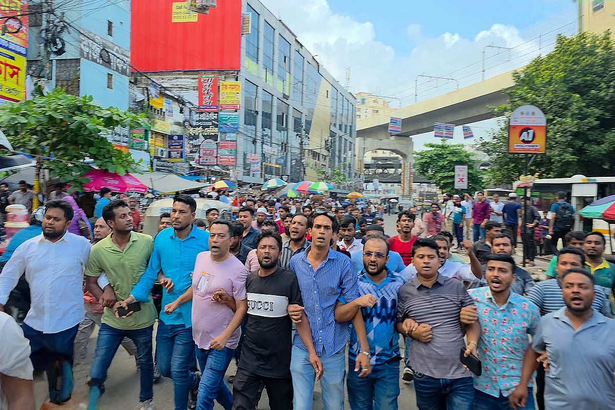 রাজধানীর ফার্মগেট এলাকায় ঝটিকা মিছিল করেন আওয়ামী লীগ ও এর অঙ্গসংগঠনের নেতা–কর্মীরা। ২৪ সেপ্টেম্বর