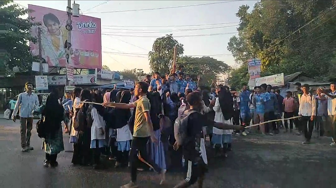 পঞ্চগড়ের দেবীগঞ্জে ফুটবল খেলাকে কেন্দ্র করে দুটি শিক্ষাপ্রতিষ্ঠানের শিক্ষার্থীদের মধ্যে সংঘর্ষের জেরে সড়ক অবরোধ করা হয়। গতকাল মঙ্গলবার বিকেলে