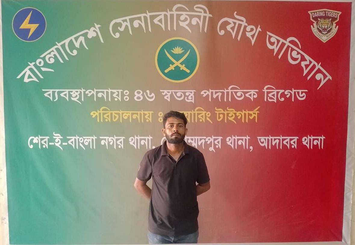 জুলাই গণ-অভ্যুত্থানে ছাত্র–জনতার ওপর গুলি ছোড়ার অভিযোগে আটক সুমন আহমেদ