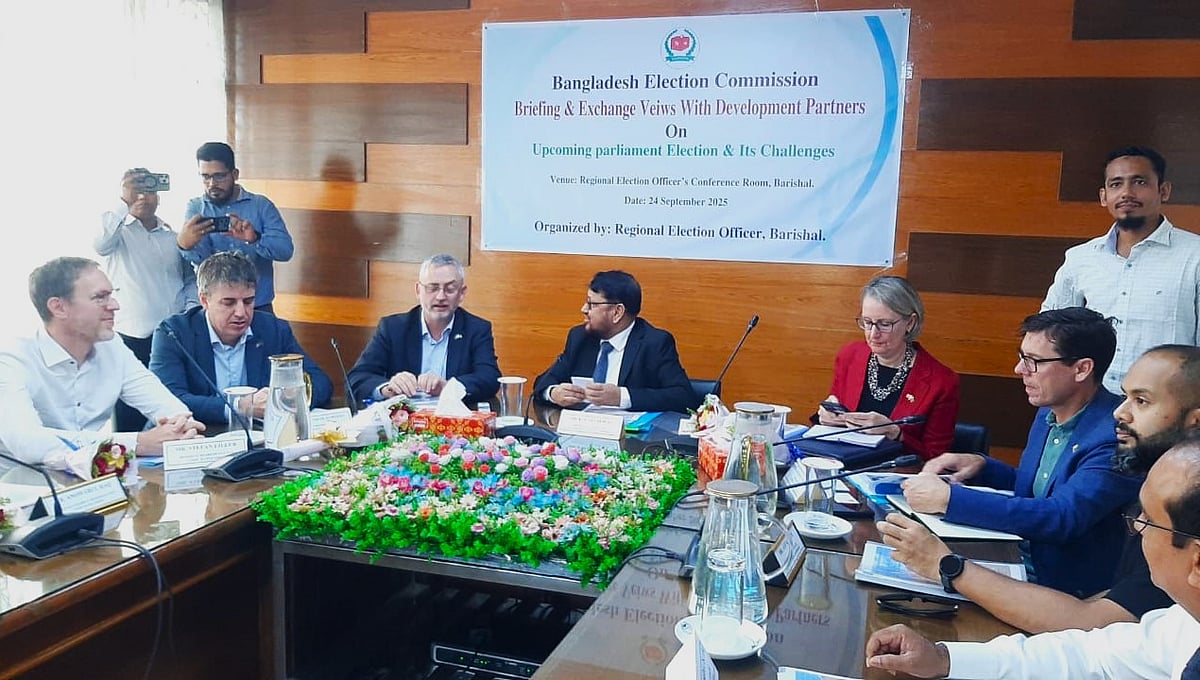 বরিশালে বিদেশি কূটনীতিকদের সঙ্গে আগামী নির্বাচনের প্রস্তুতি নিয়ে ইসির মতবিনিময় সভা। বুধবার দুপুরে বরিশালের আঞ্চলিক নির্বাচন কর্মকর্তার কার্যালয়ে
