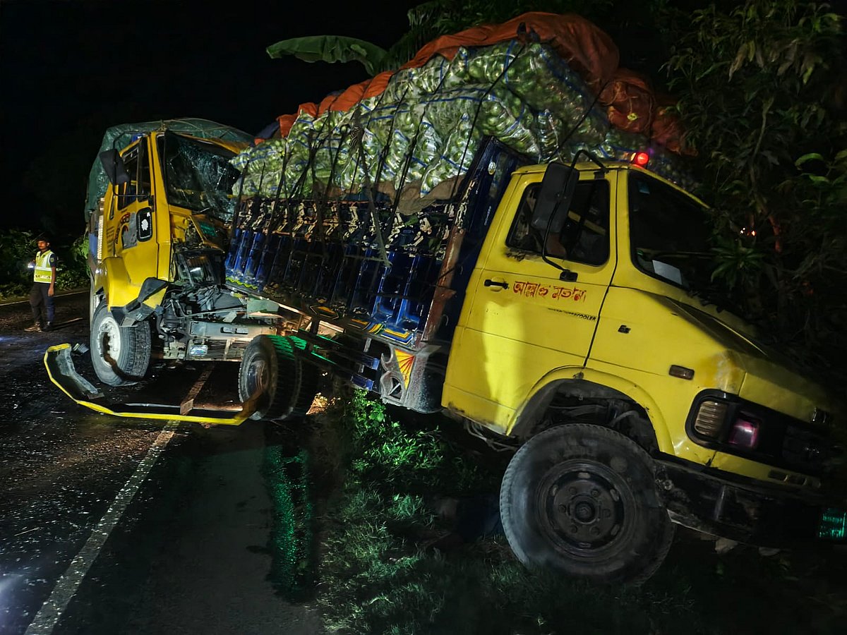 রাজবাড়ীতে দুর্ঘটনাকবলিত পিকআপ ভ্যান ও ট্রাক। গতকাল মঙ্গলবার রাতে সদর উপজেলার কল্যাণপুরে