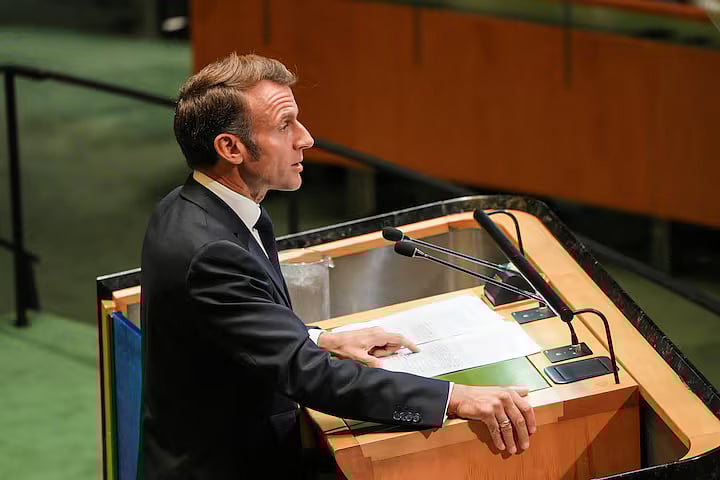 ফরাসি প্রেসিডেন্ট এমানুয়েল মাখোঁ জাতিসংঘে ইসরায়েল–ফিলিস্তিন সংকটের ‘দ্বিরাষ্ট্রীয় সমাধান’ নিয়ে বৈঠকে বক্তৃতা দিচ্ছেন। নিউইয়র্ক, যুক্তরাষ্ট্র, ২২ সেপ্টেম্বর ২০২৫