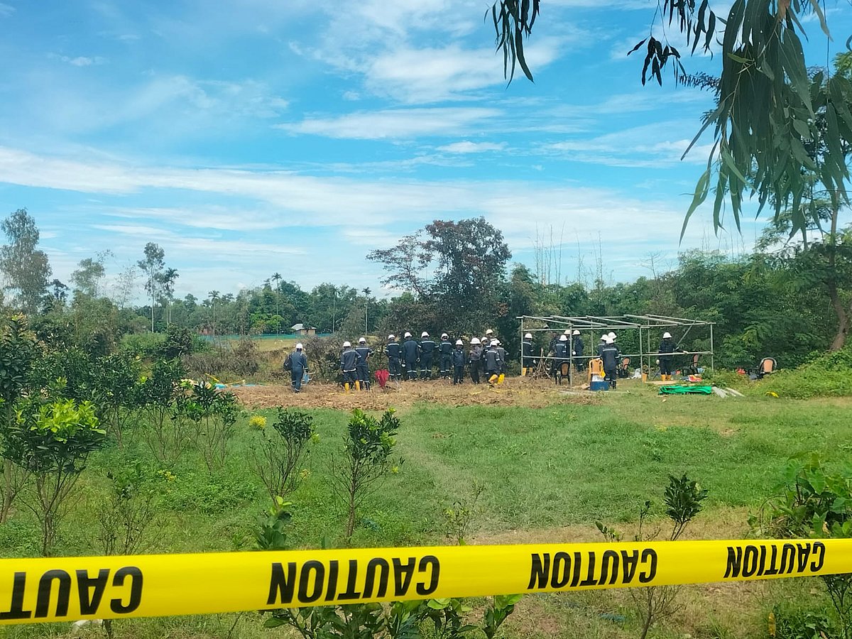 দুর্ঘটনাস্থলে শেভরনের কর্মীরা। গত বুধবার সকালে মৌলভীবাজারের শ্রীমঙ্গলের শাসন উত্তর ইলাম গ্রামে