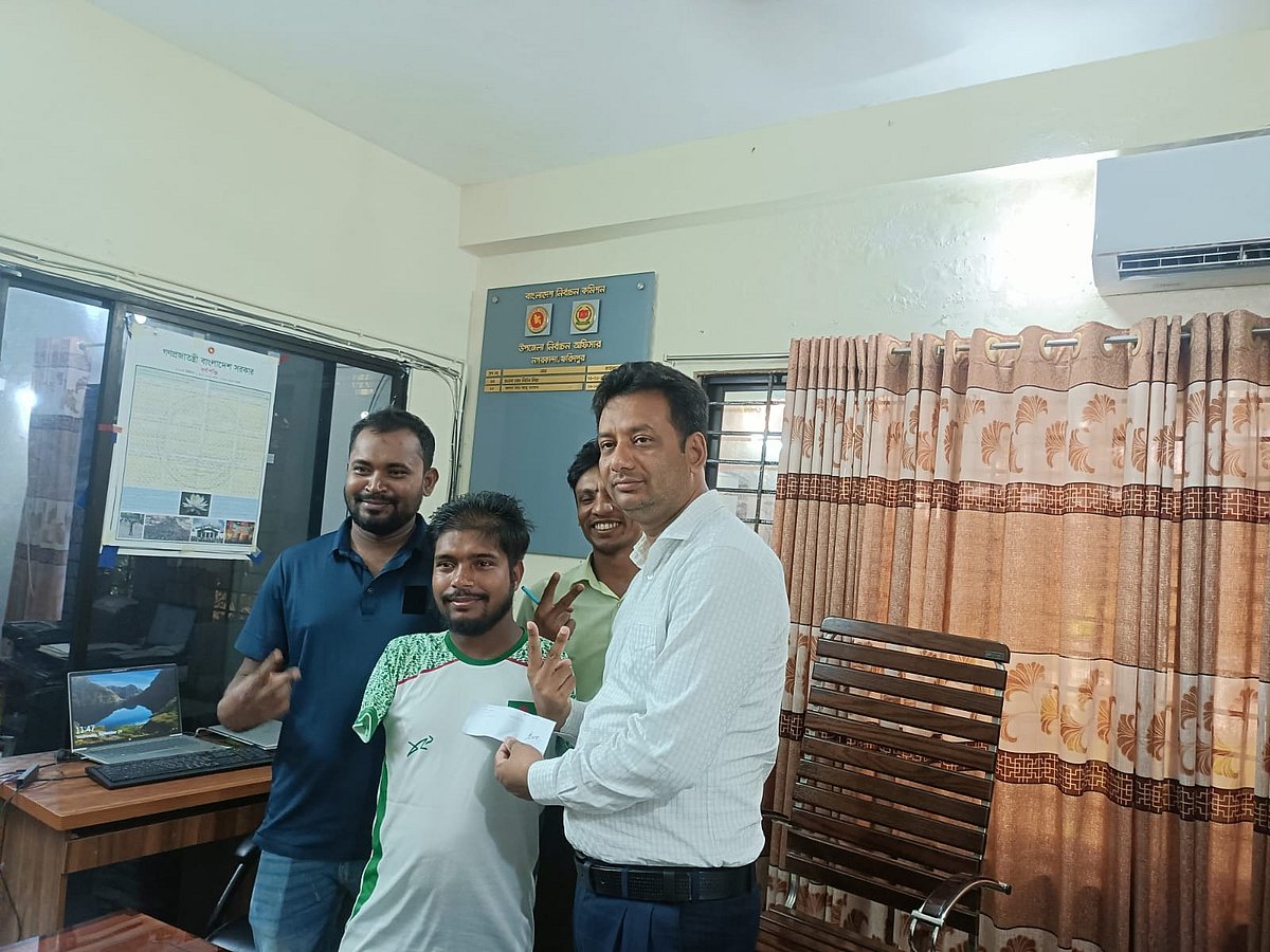 জন্ম থেকে দুই হাতহীন জসিম মাতুব্বরের জাতীয় পরিচয়পত্র করে দিতে প্রয়োজনীয় উদ্যোগ নিয়েছে ফরিদপুরের নগরকান্দা উপজেলা প্রশাসন। বুধবার বেলা পৌনে ১১টার দিকে উপজেলা নির্বাচন কার্যালয়ে