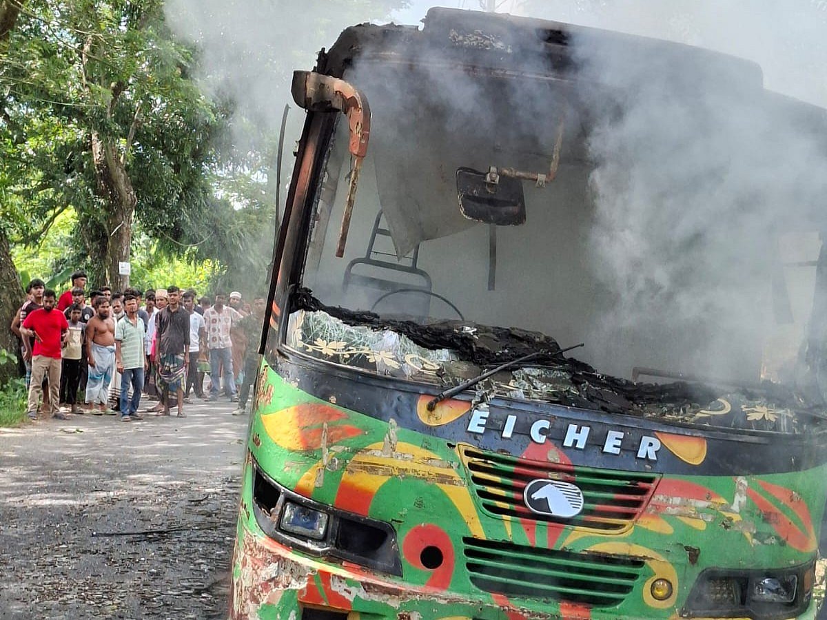 দুর্ঘটনার পর বাসে আগুন দেয় বিক্ষুব্ধ জনতা। আজ দুপুর সাড়ে ১২টার দিকে উপজেলার রান্ধুনীবাড়ি সরকারি প্রাথমিক বিদ্যালয়ের সামনের বেতকা-সিরাজদিখান সড়কে