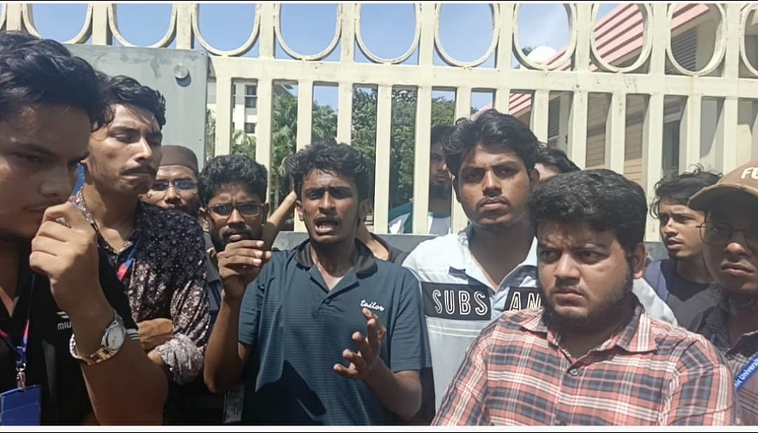 আইআইইউসি প্রধান ফটকে শিক্ষার্থীদের অবস্থান। আজ বেলা ১টায়