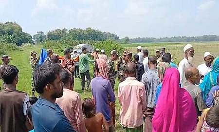 পচি খাতুনের মরদেহ সীমান্তের ওপার থেকে নিয়ে এলে দেখতে আসেন স্বজনসহ অনেকে। ৬ সেপ্টেম্বর মুজিবনগরের মেহেরপুর সীমান্তের ১২৫ নম্বর পিলারের কাছে