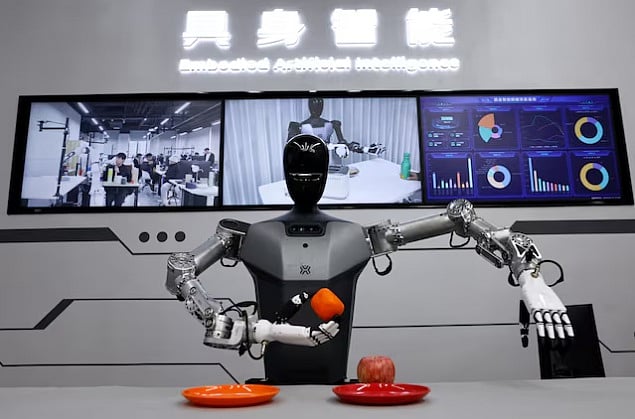 বেইজিং ইনোভেশন সেন্টার অব হিউম্যানয়েড রোবোটিকস কোম্পানির তৈরি মানবসদৃশ রোবট তিয়ানগংয়ের প্রদর্শনীতে। সম্প্রতি চীনের রোবোটিকস ইন্ডাস্ট্রিয়াল পার্কে।