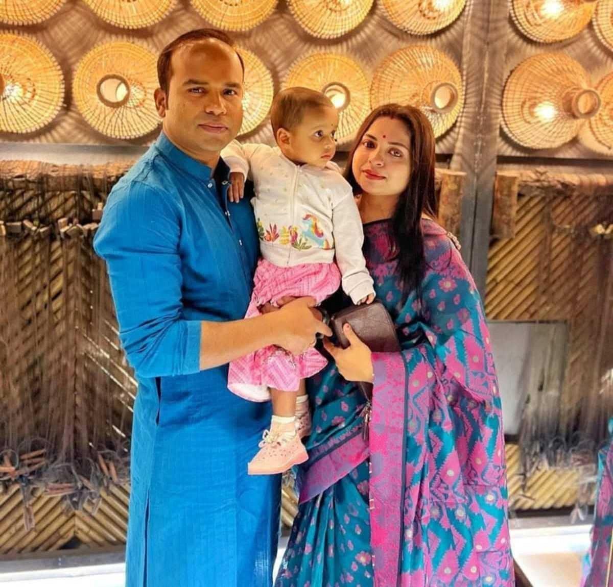 স্ত্রী জয়ন্তী বিশ্বাস ও মেয়ে প্রতিভা মণ্ডলের সঙ্গে সমীর মণ্ডল