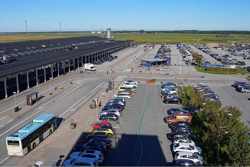 ড্রোন ওড়ার কারণে ডেনমার্কের আলবর্গ বিমানবন্দরের কার্যক্রম বন্ধ হয়ে যায়। ২৫ সেপ্টেম্বর ২০২৫, আলবর্গ