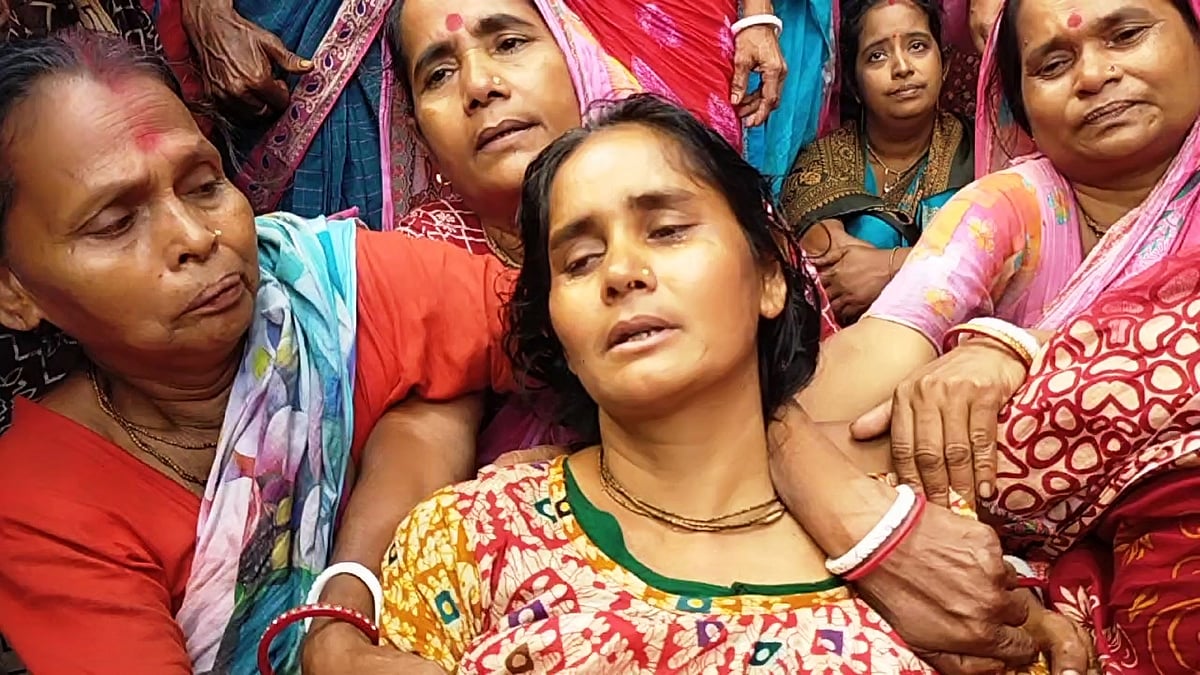 একমাত্র ছেলেকে হারিয়ে আহাজারি করছেন মা রত্না বালা। স্বজনেরা তাঁকে সান্ত্বনা দেওয়ার চেষ্টা করছেন। বৃহস্পতিবার সকালে মাদারীপুরের রাজৈর উপজেলার পাখুল্লা গ্রামে