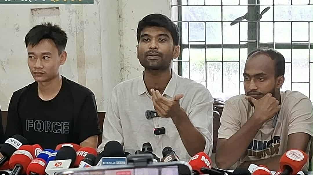 ঢাকা বিশ্ববিদ্যালয়ের মধুর ক্যানটিনে সংবাদ সম্মেলনে ডাকসু ও হল সংসদ নির্বাচন নিয়ে ১২ অনিয়মের অভিযোগ তুলেছে প্রতিরোধ পর্ষদ প্যানেল। আজ বৃহস্পতিবার দুপুরে