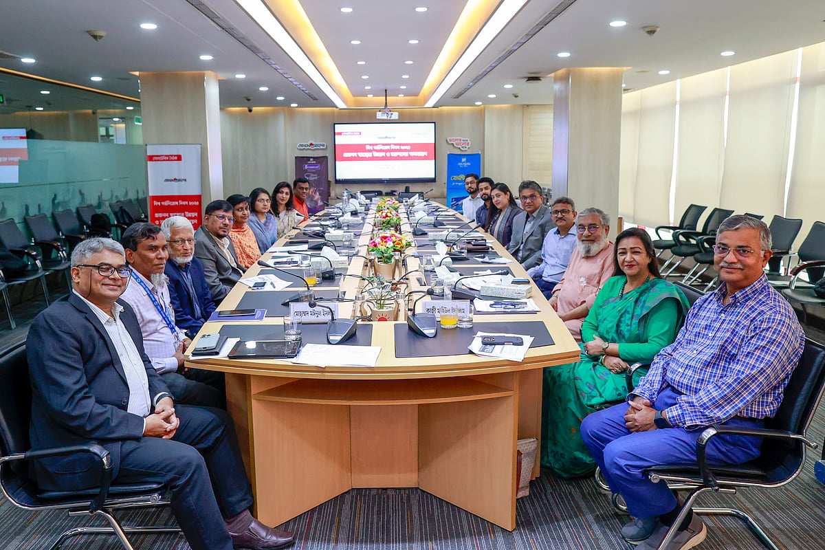 বিশ্ব গর্ভনিরোধ দিবস ২০২৫ উপলক্ষে ‘প্রজননস্বাস্থ্যের উন্নয়ন ও তরুণদের ক্ষমতায়ন’ শীর্ষক গোলটেবিল বৈঠকে অংশগ্রহণকারীরা। ১৭ সেপ্টেম্বর ২০২৫, ঢাকার প্রথম আলো কার্যালয়ে