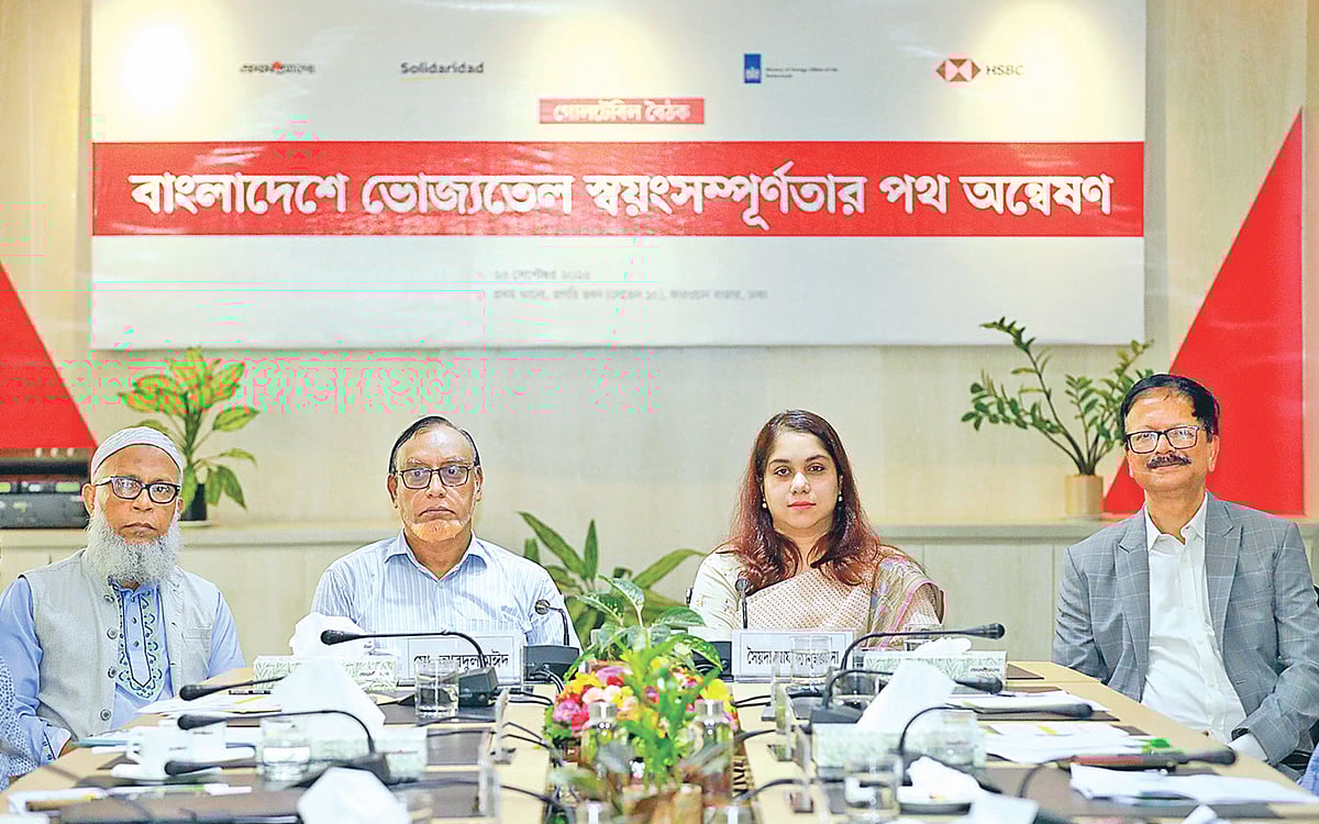 গোলটেবিল বৈঠকে (বাঁ থেকে) সফিউল ইসলাম আফ্রাদ, আবদুল মুঈদ, সৈয়দা আফজালুন নেসা ও সেলিম রেজা হাসান। গতকাল ঢাকার প্রথম আলো কার্যালয়ে