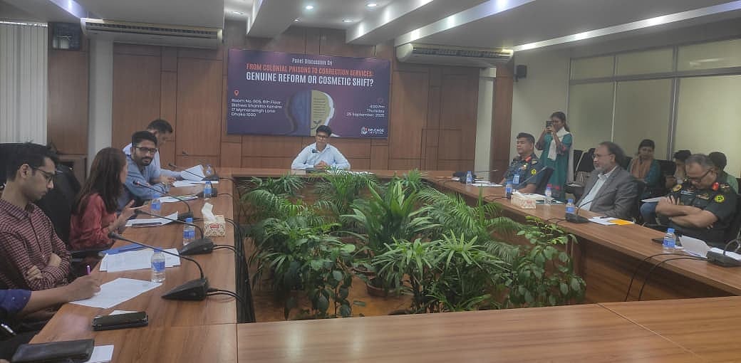 ‘জেনুইন রিফর্ম অর কসমেটিক শিফট’ শীর্ষক আলোচনা সভায় বাংলাদেশের কারাগারের বিভিন্ন পরিস্থিতি উঠে আসে। ঢাকা, ২৫ সেপ্টেম্বর