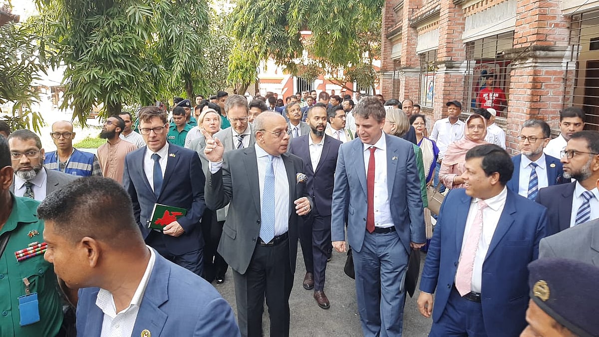 বিভিন্ন দেশের কূটনীতিকদের নিয়ে বরিশালে আদালত পরিদর্শনে প্রধান বিচারপতি সৈয়দ রেফাত আহমেদ। বৃহস্পতিবার সকালে