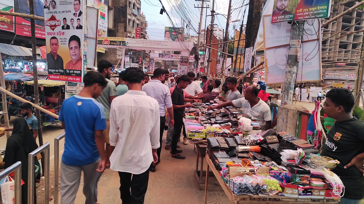 কুমিল্লা নগরের টাউন হলের সামনের এই ফুটপাত বুধবার সকালে দখলমুক্ত করেছিল সিটি করপোরেশন। কিন্তু দুপুরের পর সেটি আবার দখল হয়ে যায়। বুধবার সন্ধ্যায় তোলা