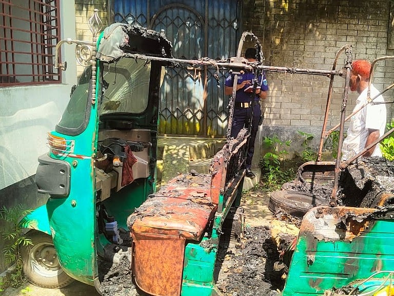 পুড়ে যাওয়া সিএনজিচালিত অটোরিকশা। আজ বৃহস্পতিবার সকালে রাজশাহীর বাগমারা উপজেলার দেউলা এলাকায়
