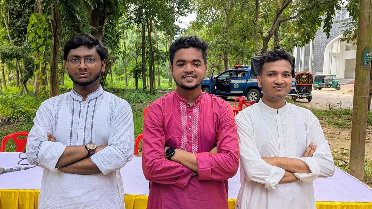 সর্বজনীন ছাত্র ঐক্য পরিষদ’ প্যানেলের  ভিপি সাঈদ মো. রেদোয়ান (মাঝখানে), জিএস মো. জিহাদ আরাফাত (ডানে) ও  এজিএস আবদুল্লাহ আল মামুন। আজ দুপুরে চাকসু ভবনের সামনে তুলা