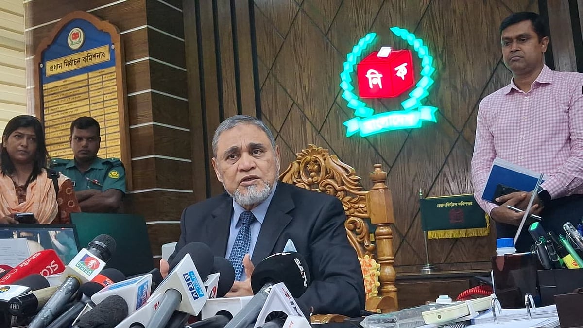 নির্বাচন কমিশন ভবনে প্রধান নির্বাচন কমিশনার (সিইসি) এ এম এম নাসির উদ্দিন। ২৫ সেপ্টেম্বর